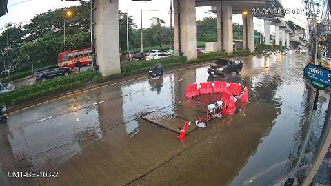 ภาพจากกล้อง ปากซอยรามอินทรา 5-CAM2 เวลา 30 ก.ย. 06:07 น. ขณะจุดวัดถนนอ่านได้ อย่างน้อย 20 ซม.