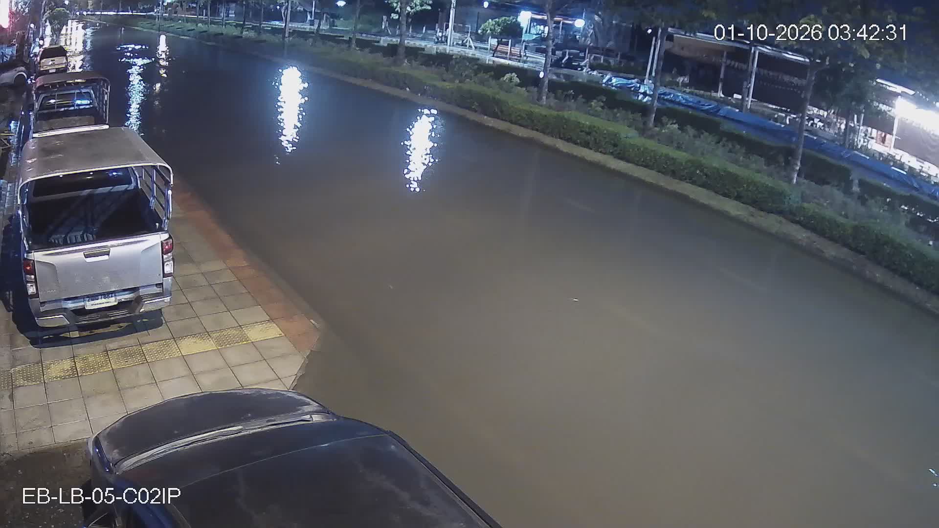ภาพจากกล้อง แนวถนนเจ้าคุณทหารตัดใหม่ จุดที่ 1 - CAM2 เวลา 1 ต.ค. 03:42 น. ขณะจุดวัดถนนอ่านได้ อย่างน้อย 20 ซม.